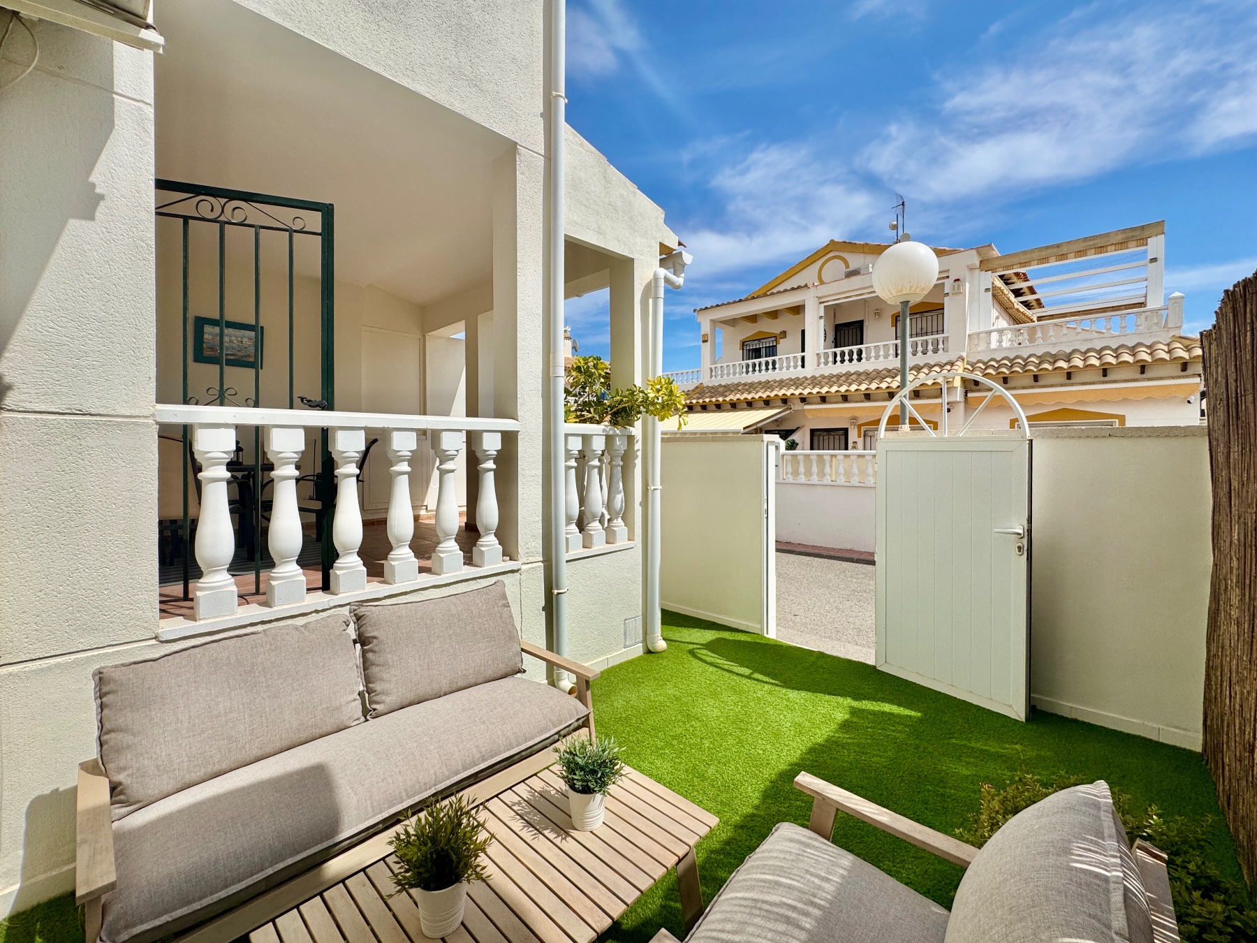 FULLY RENOVATED 3-BEDROOM TOWNHOUSE WITH TERRACE AND COMMUNAL POOL – LOS ALTOS / PUNTA PRIMA, ORIHUELA COSTA