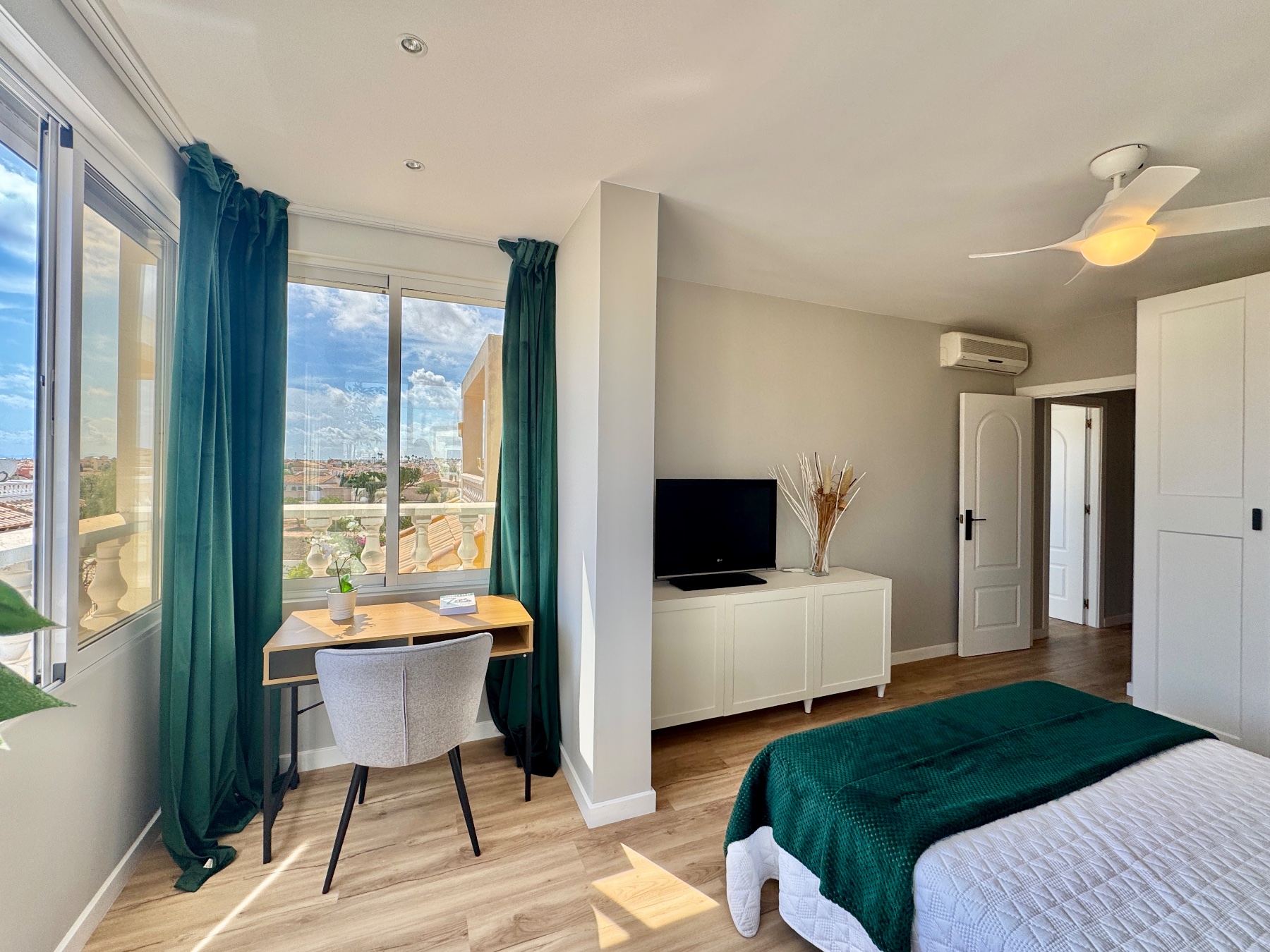 FULLY RENOVATED 3-BEDROOM TOWNHOUSE WITH TERRACE AND COMMUNAL POOL – LOS ALTOS / PUNTA PRIMA, ORIHUELA COSTA