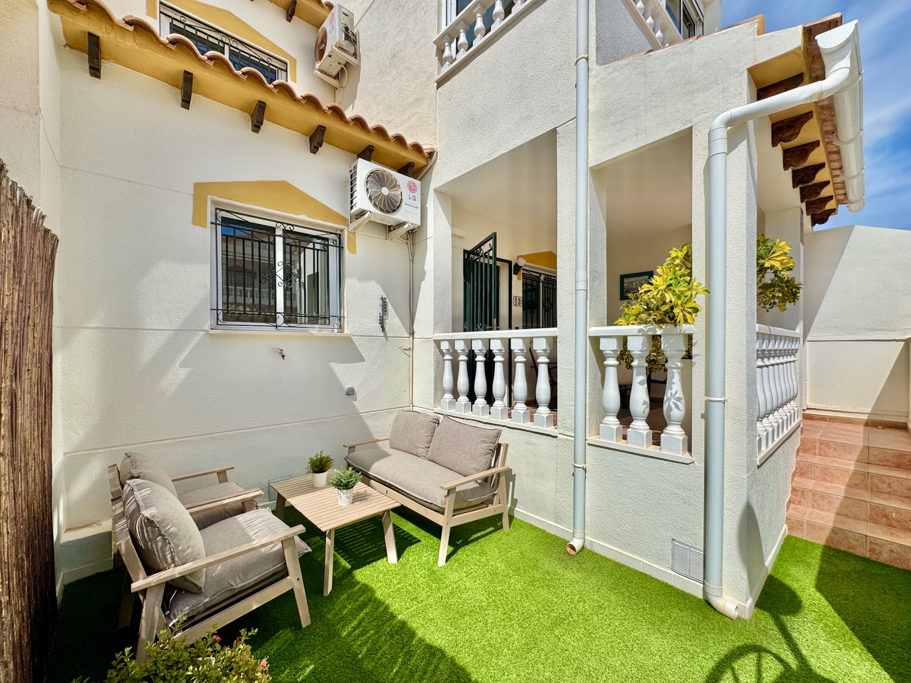 FULLY RENOVATED 3-BEDROOM TOWNHOUSE WITH TERRACE AND COMMUNAL POOL – LOS ALTOS / PUNTA PRIMA, ORIHUELA COSTA