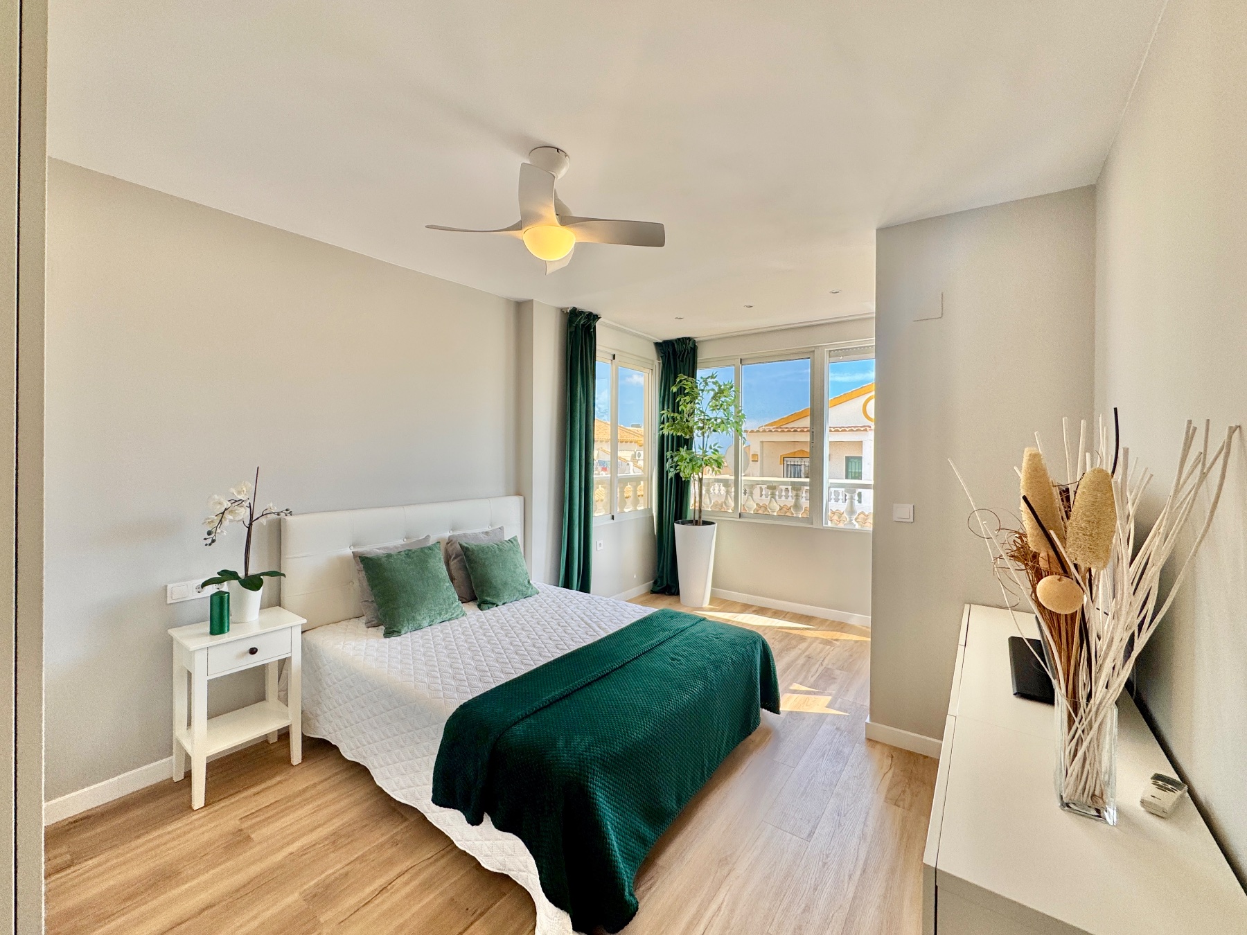 FULLY RENOVATED 3-BEDROOM TOWNHOUSE WITH TERRACE AND COMMUNAL POOL – LOS ALTOS / PUNTA PRIMA, ORIHUELA COSTA