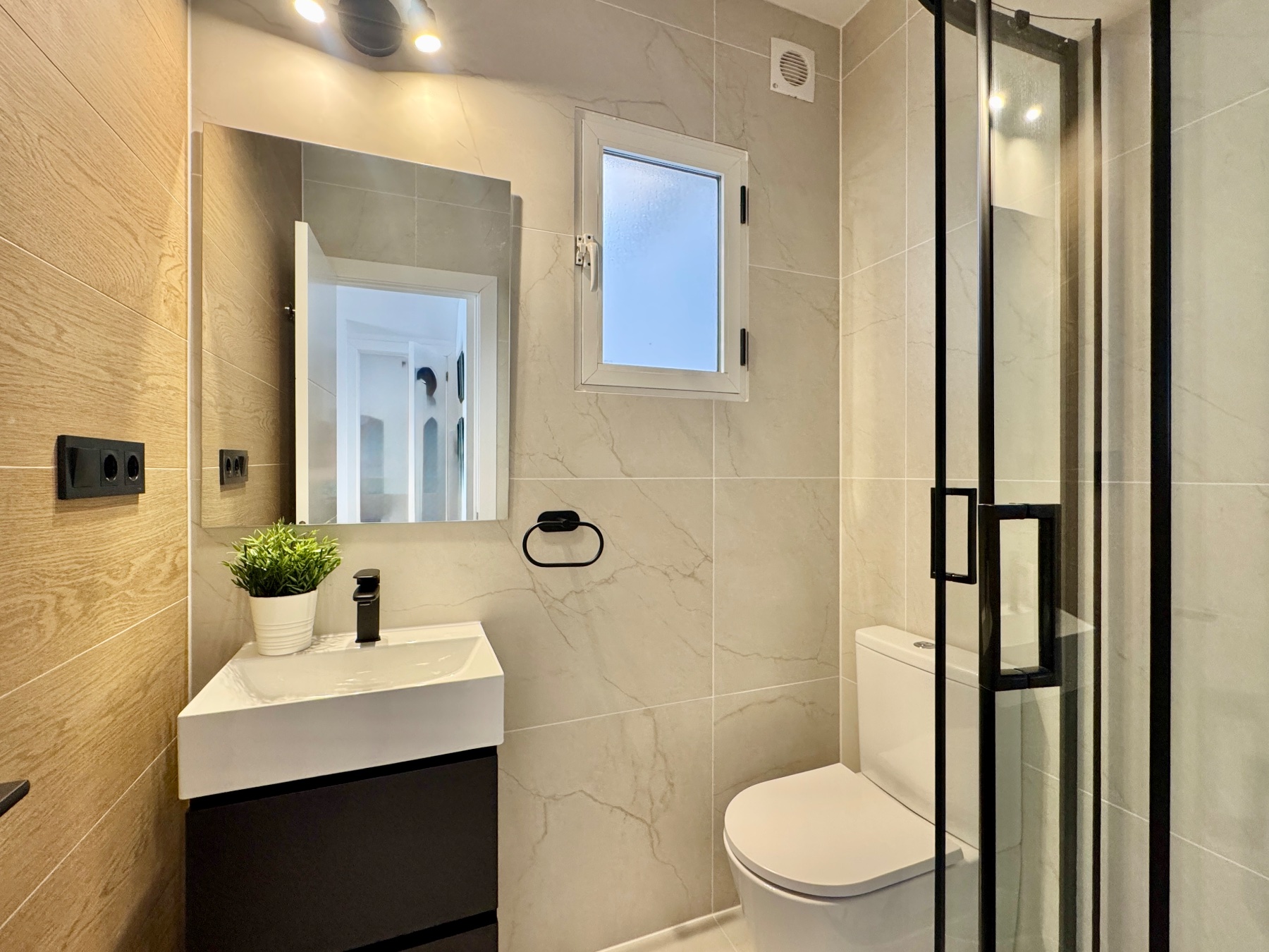 FULLY RENOVATED 3-BEDROOM TOWNHOUSE WITH TERRACE AND COMMUNAL POOL – LOS ALTOS / PUNTA PRIMA, ORIHUELA COSTA