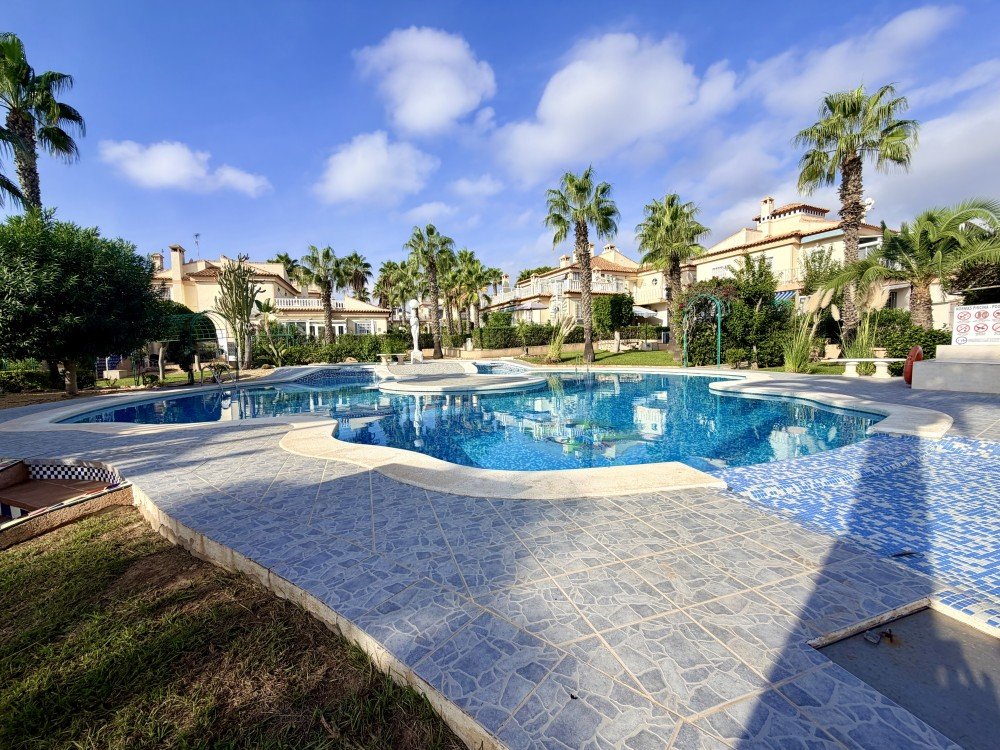 2-BEDROOM BUNGALOW WITH LARGE TERRACE, SEA VIEWS AND TOURIST LICENCE – LOS BALCONES, TORREVIEJA