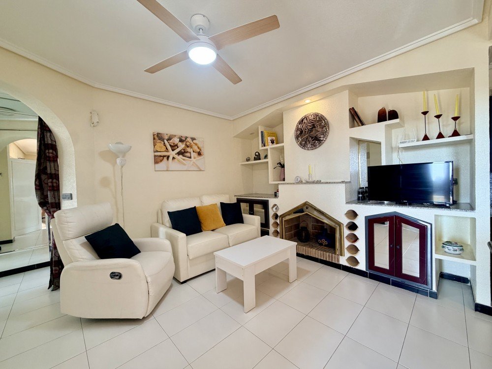 2-BEDROOM BUNGALOW WITH LARGE TERRACE, SEA VIEWS AND TOURIST LICENCE – LOS BALCONES, TORREVIEJA