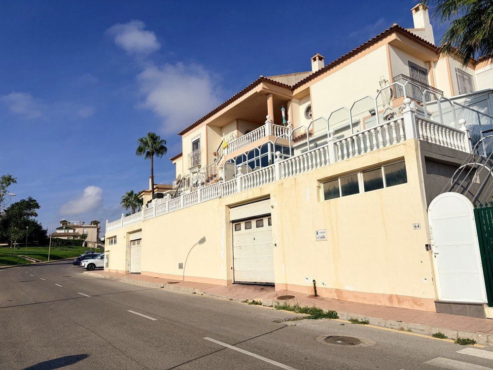2-BEDROOM BUNGALOW WITH LARGE TERRACE, SEA VIEWS AND TOURIST LICENCE – LOS BALCONES, TORREVIEJA
