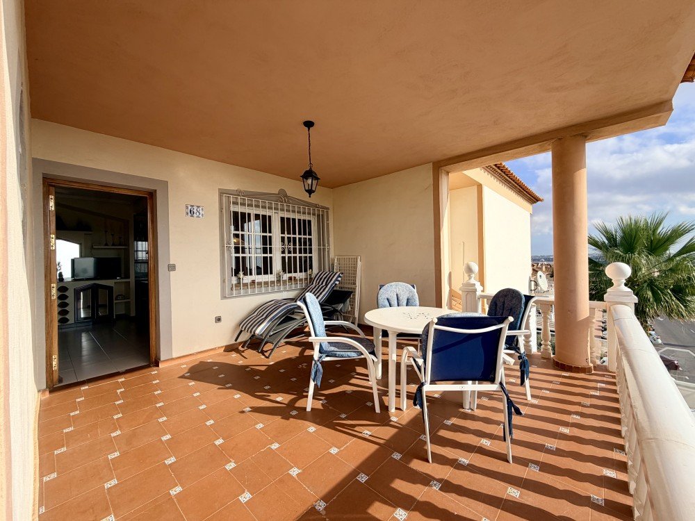 2-BEDROOM BUNGALOW WITH LARGE TERRACE, SEA VIEWS AND TOURIST LICENCE – LOS BALCONES, TORREVIEJA