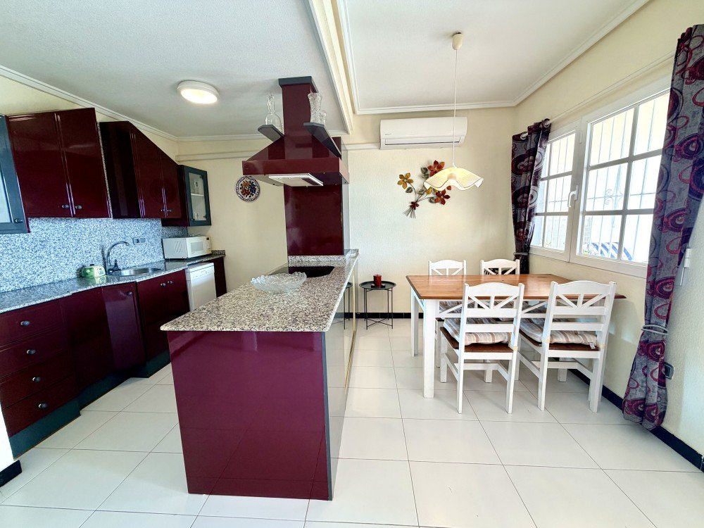 2-BEDROOM BUNGALOW WITH LARGE TERRACE, SEA VIEWS AND TOURIST LICENCE – LOS BALCONES, TORREVIEJA