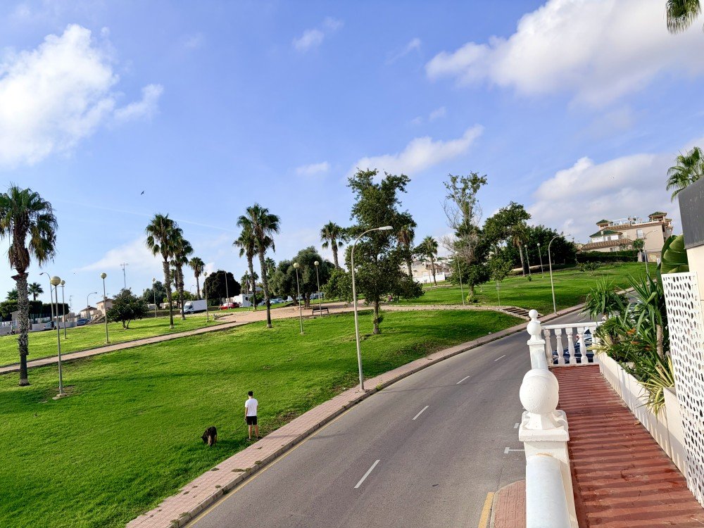 2-BEDROOM BUNGALOW WITH LARGE TERRACE, SEA VIEWS AND TOURIST LICENCE – LOS BALCONES, TORREVIEJA