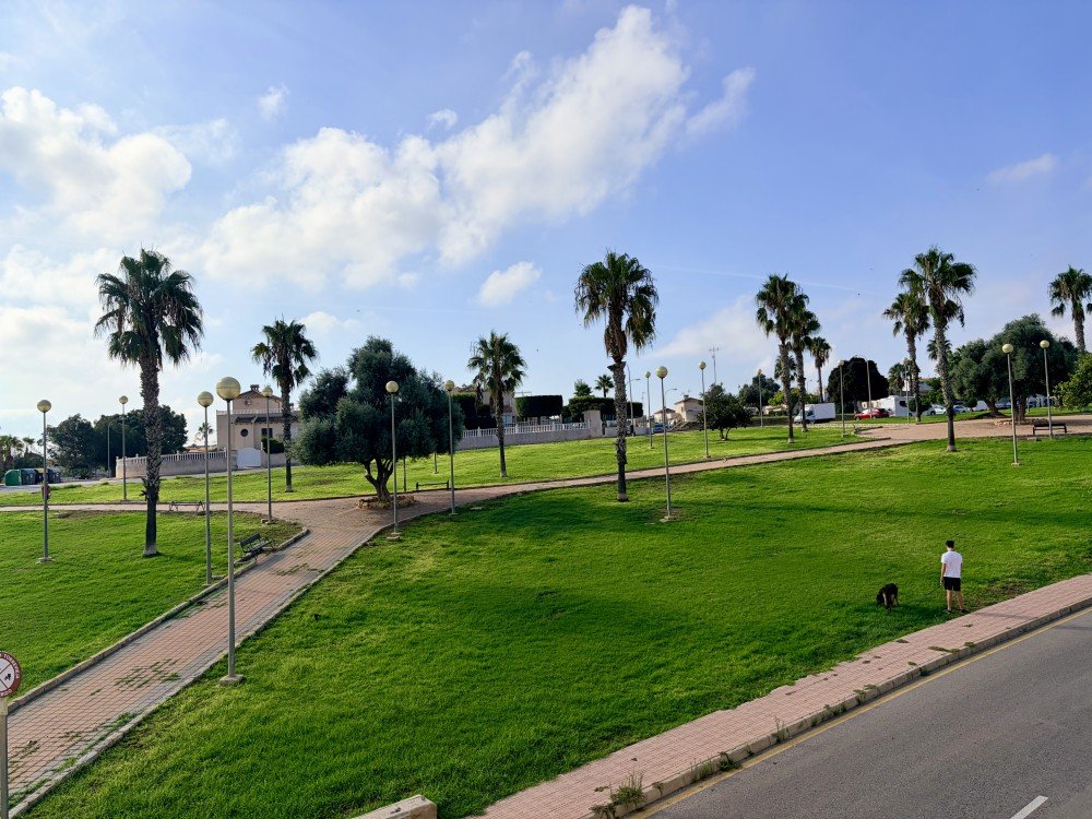 2-BEDROOM BUNGALOW WITH LARGE TERRACE, SEA VIEWS AND TOURIST LICENCE – LOS BALCONES, TORREVIEJA
