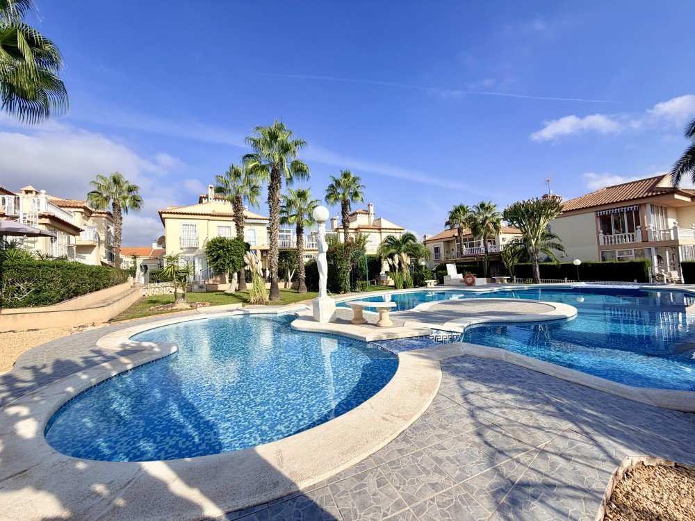 2-BEDROOM BUNGALOW WITH LARGE TERRACE, SEA VIEWS AND TOURIST LICENCE – LOS BALCONES, TORREVIEJA