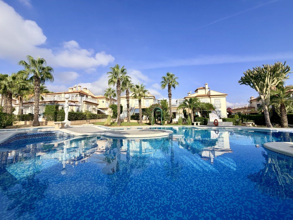 2-BEDROOM BUNGALOW WITH LARGE TERRACE, SEA VIEWS AND TOURIST LICENCE – LOS BALCONES, TORREVIEJA