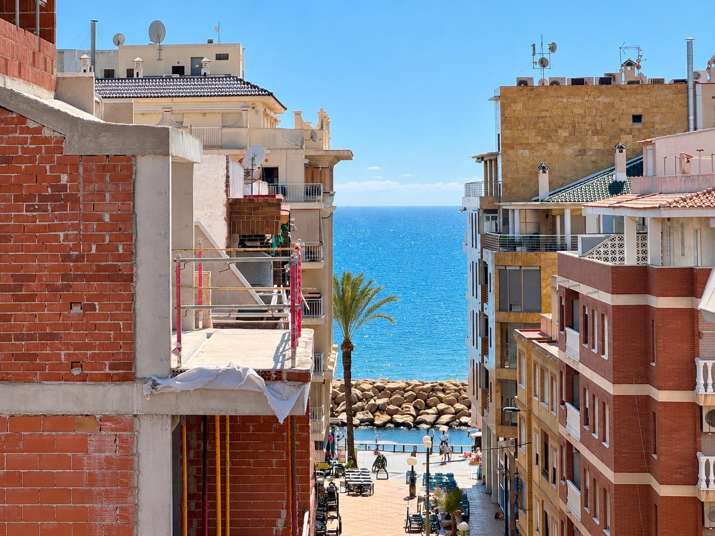 APARTMÁN SE 3 LOŽNICEMI, JIHOZÁPADNÍ TERASOU A GARÁŽÍ – 250 M OD PLAYA DEL CURA, TORREVIEJA