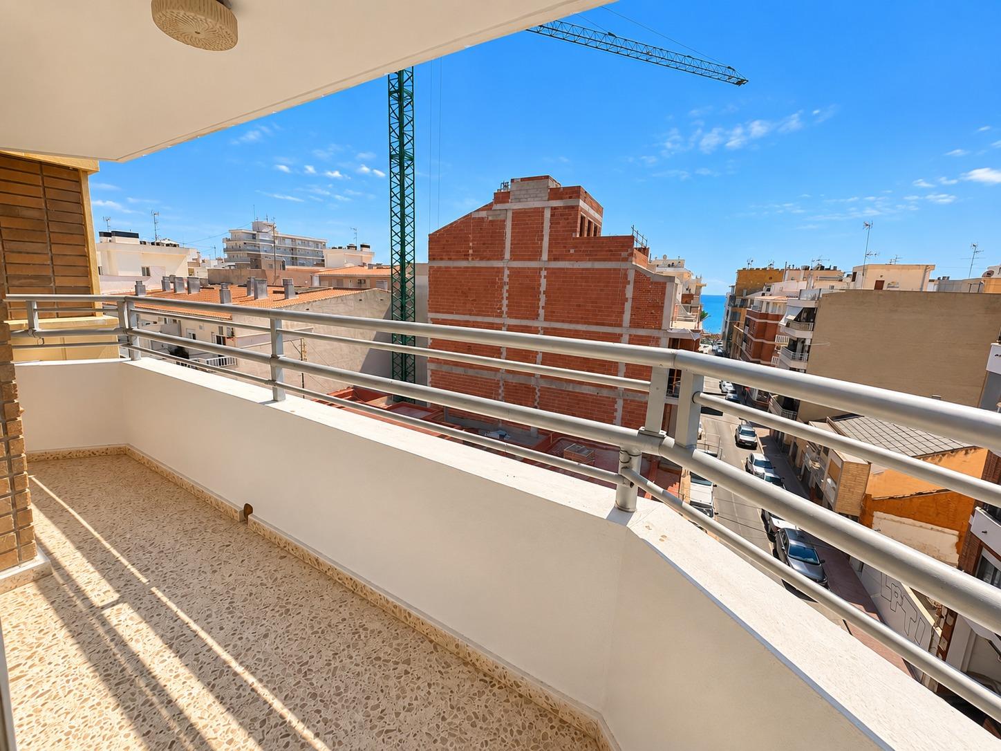APARTMÁN SE 3 LOŽNICEMI, JIHOZÁPADNÍ TERASOU A GARÁŽÍ – 250 M OD PLAYA DEL CURA, TORREVIEJA