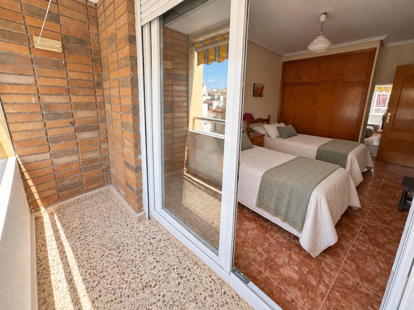 APARTMÁN SE 3 LOŽNICEMI, JIHOZÁPADNÍ TERASOU A GARÁŽÍ – 250 M OD PLAYA DEL CURA, TORREVIEJA