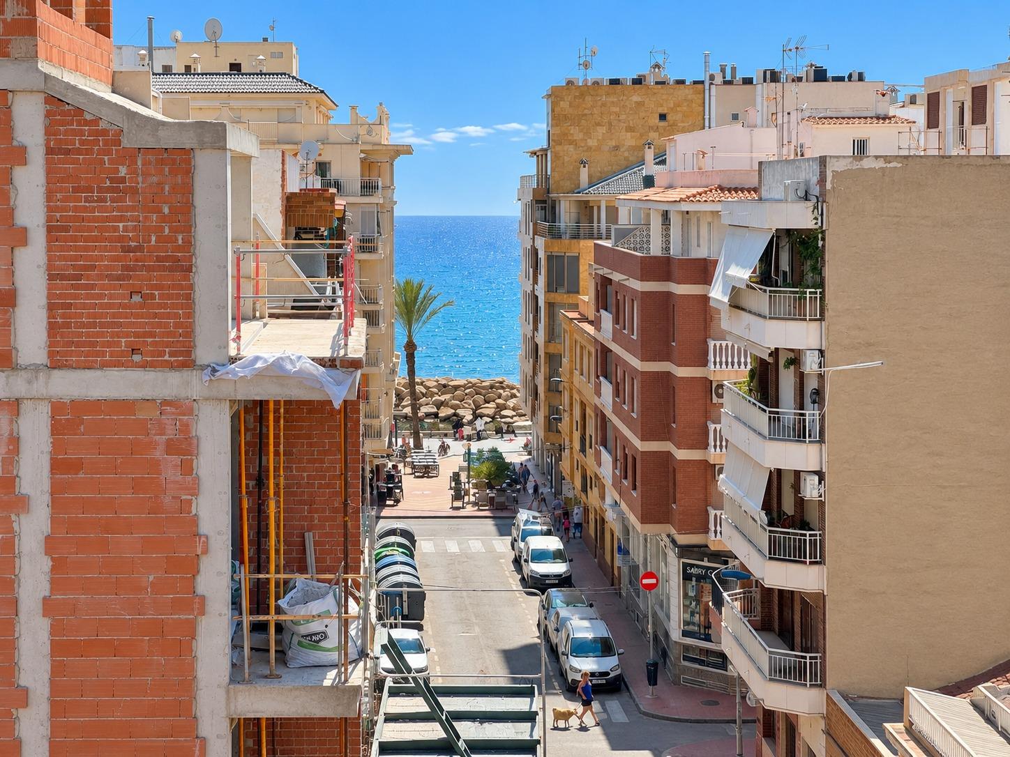 APARTMÁN SE 3 LOŽNICEMI, JIHOZÁPADNÍ TERASOU A GARÁŽÍ – 250 M OD PLAYA DEL CURA, TORREVIEJA