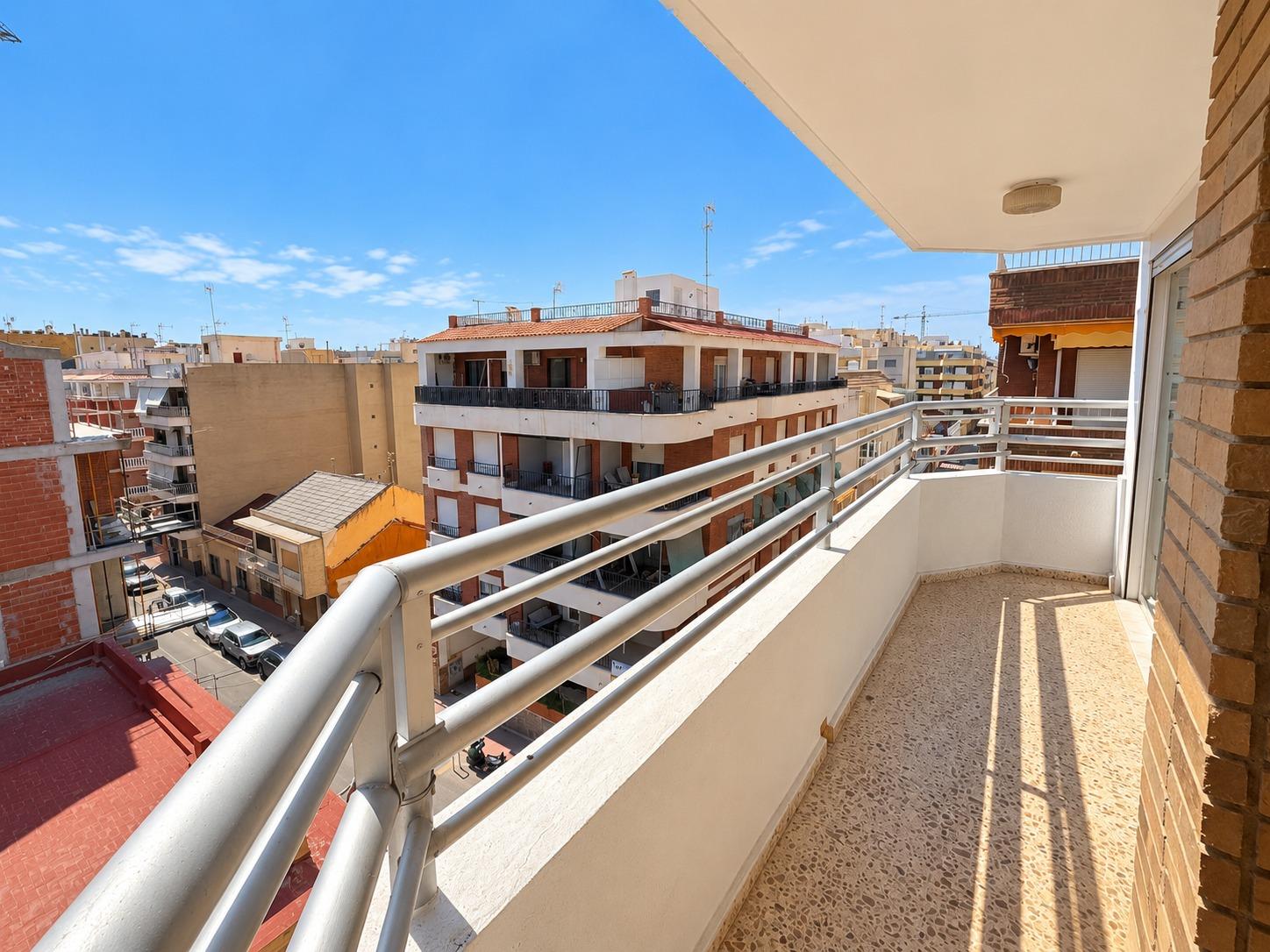 APARTMÁN SE 3 LOŽNICEMI, JIHOZÁPADNÍ TERASOU A GARÁŽÍ – 250 M OD PLAYA DEL CURA, TORREVIEJA