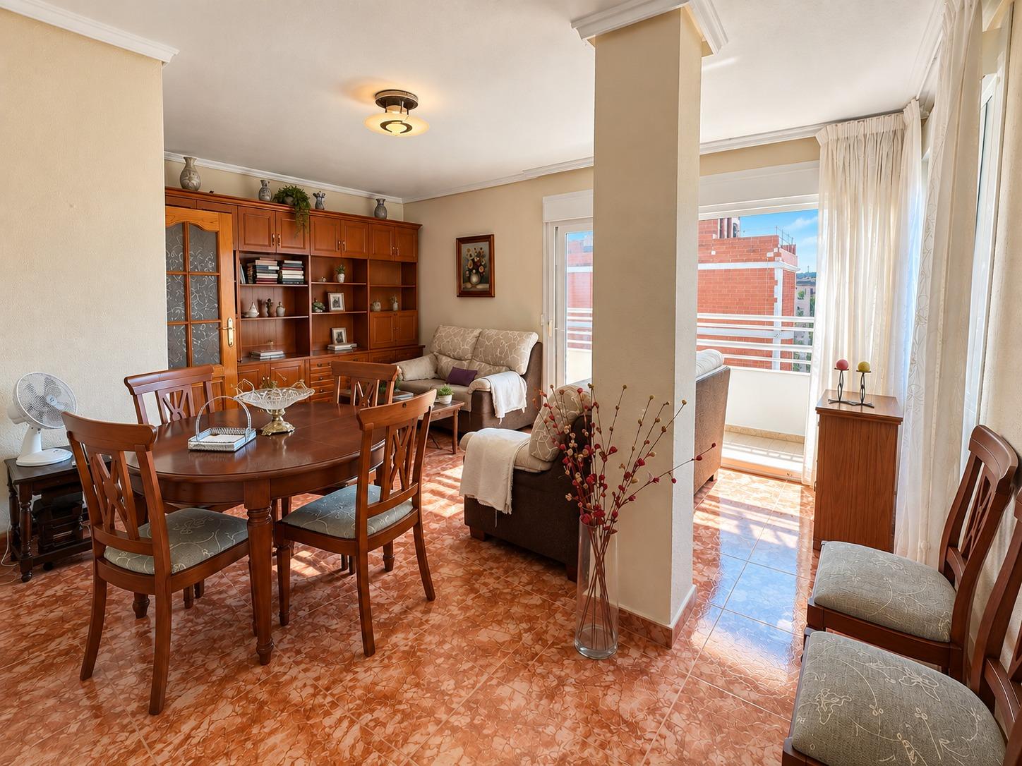 APARTMÁN SE 3 LOŽNICEMI, JIHOZÁPADNÍ TERASOU A GARÁŽÍ – 250 M OD PLAYA DEL CURA, TORREVIEJA