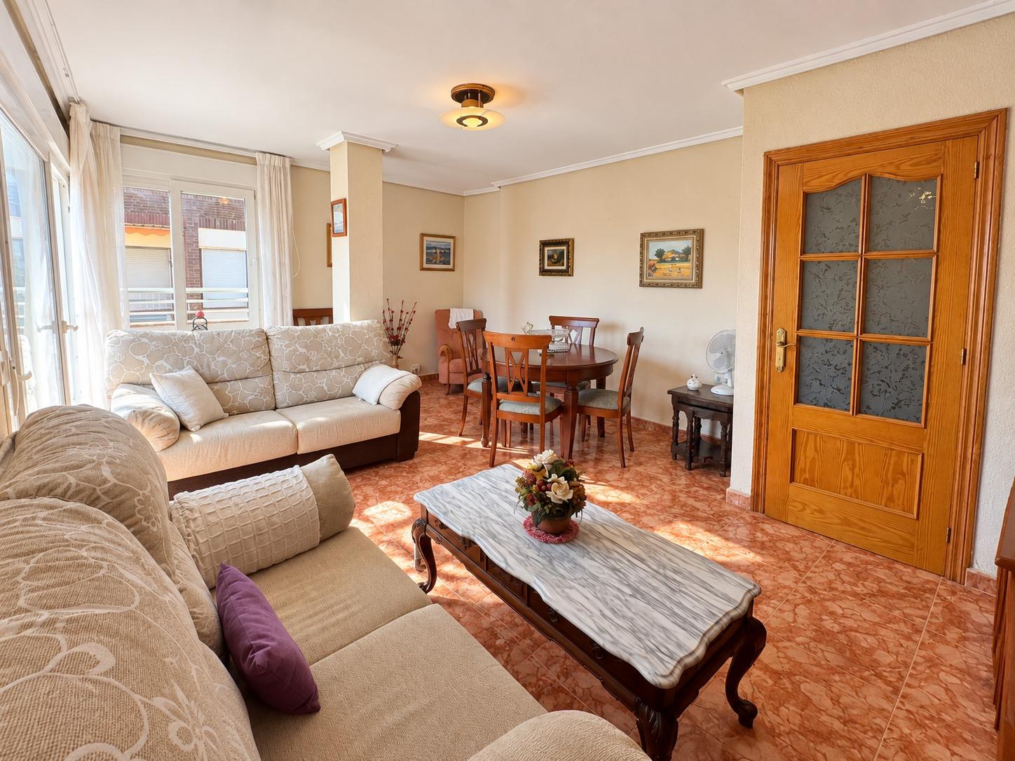 APARTMÁN SE 3 LOŽNICEMI, JIHOZÁPADNÍ TERASOU A GARÁŽÍ – 250 M OD PLAYA DEL CURA, TORREVIEJA