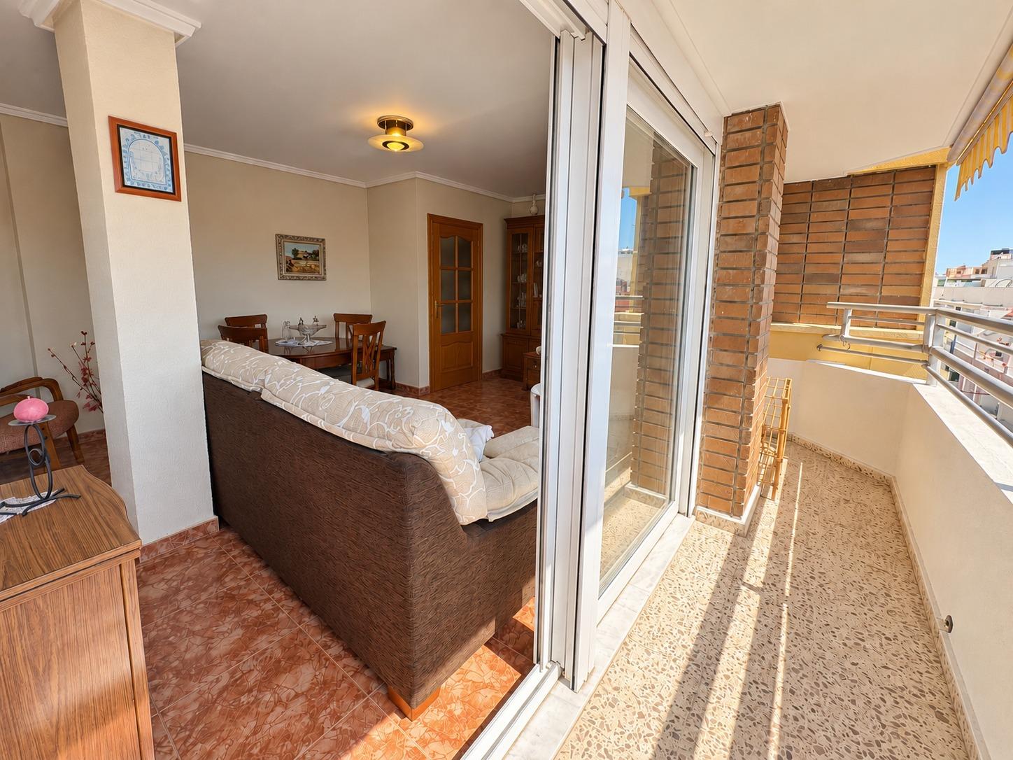 APARTMÁN SE 3 LOŽNICEMI, JIHOZÁPADNÍ TERASOU A GARÁŽÍ – 250 M OD PLAYA DEL CURA, TORREVIEJA