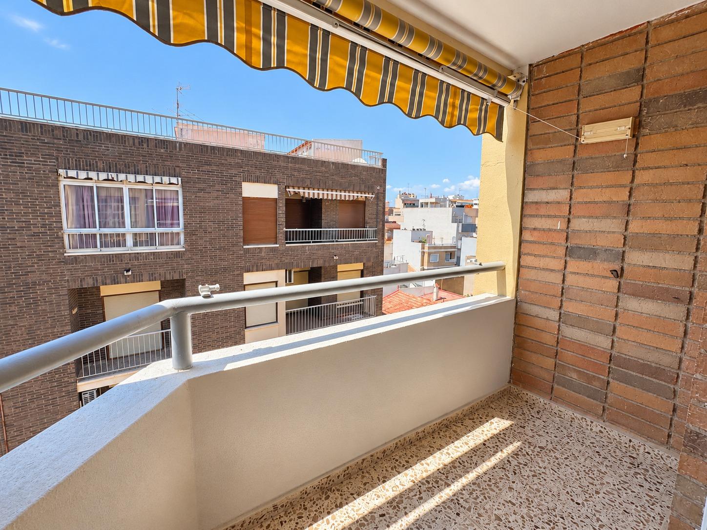 APARTMÁN SE 3 LOŽNICEMI, JIHOZÁPADNÍ TERASOU A GARÁŽÍ – 250 M OD PLAYA DEL CURA, TORREVIEJA