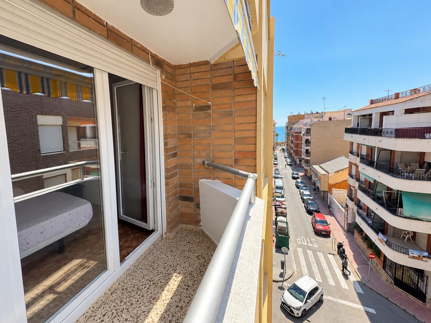 APARTMÁN SE 3 LOŽNICEMI, JIHOZÁPADNÍ TERASOU A GARÁŽÍ – 250 M OD PLAYA DEL CURA, TORREVIEJA