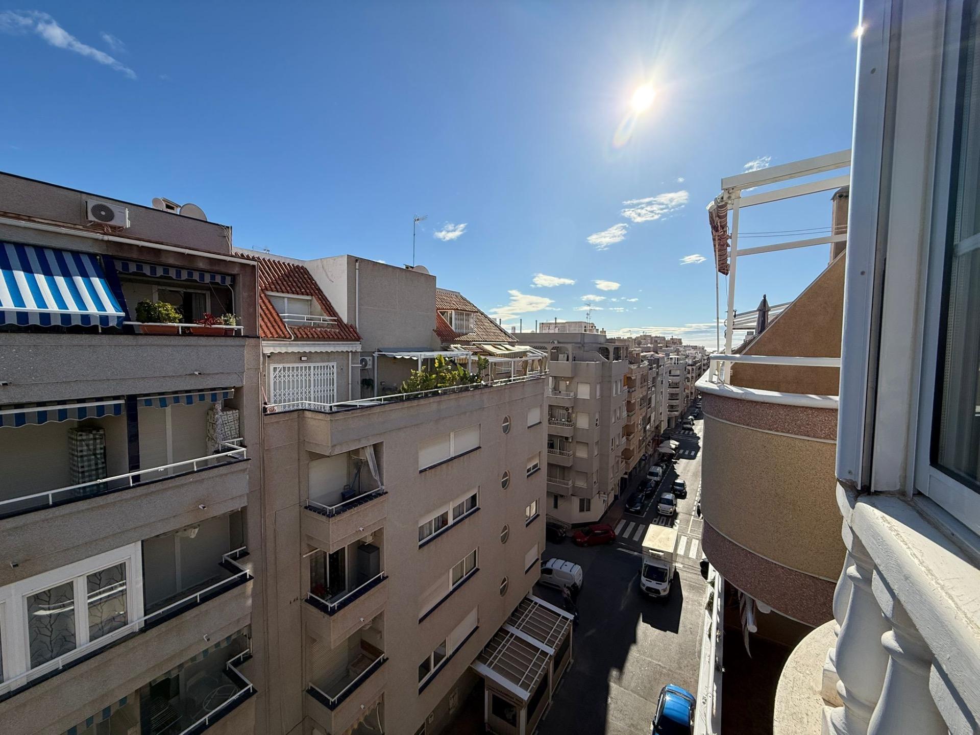 PENTHOUSE SE 3 LOŽNICEMI A TERASOU O ROZLOZE 90 M² – 700 M OD PLÁŽE, TORREVIEJA