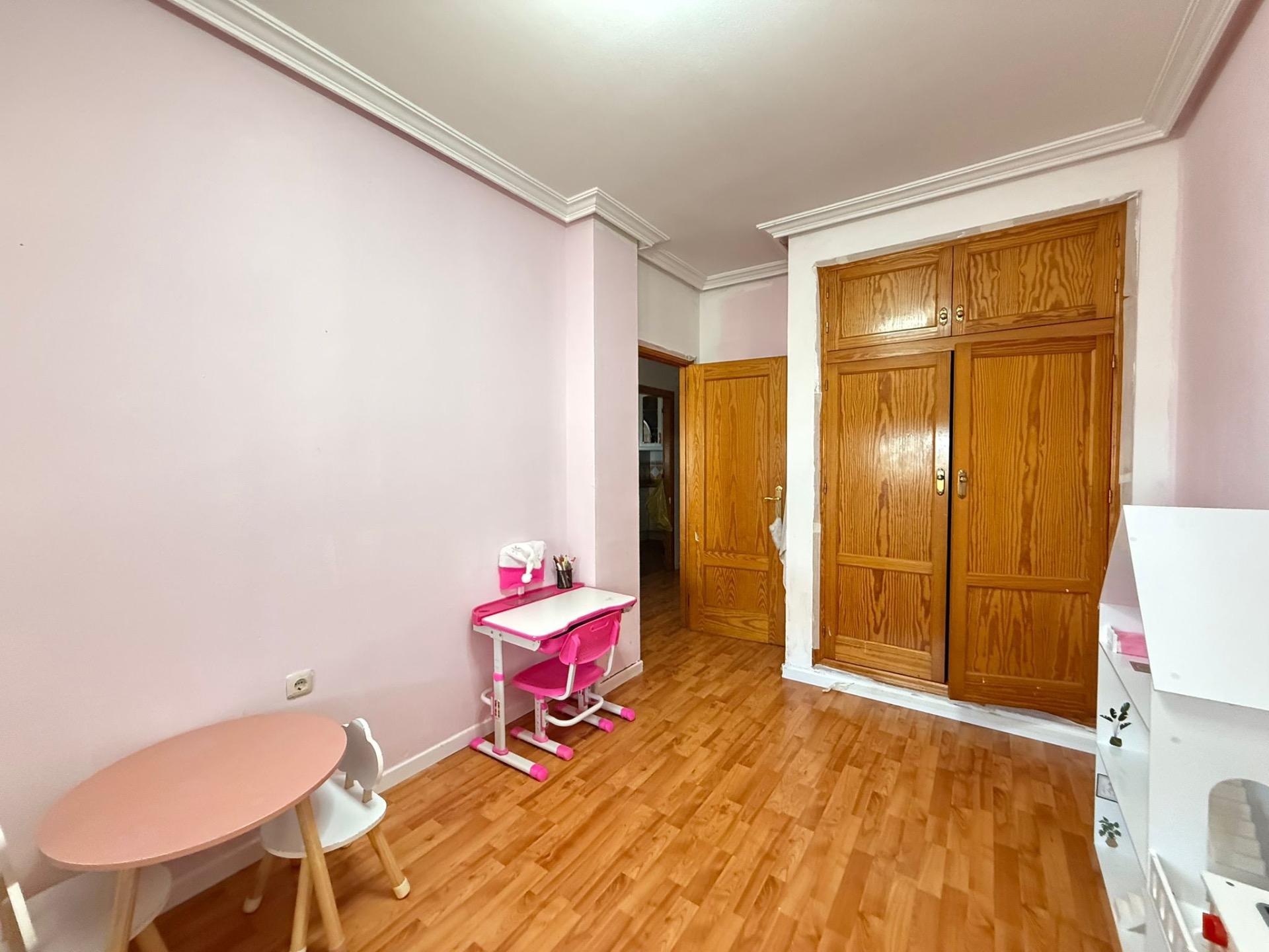 PENTHOUSE SE 3 LOŽNICEMI A TERASOU O ROZLOZE 90 M² – 700 M OD PLÁŽE, TORREVIEJA