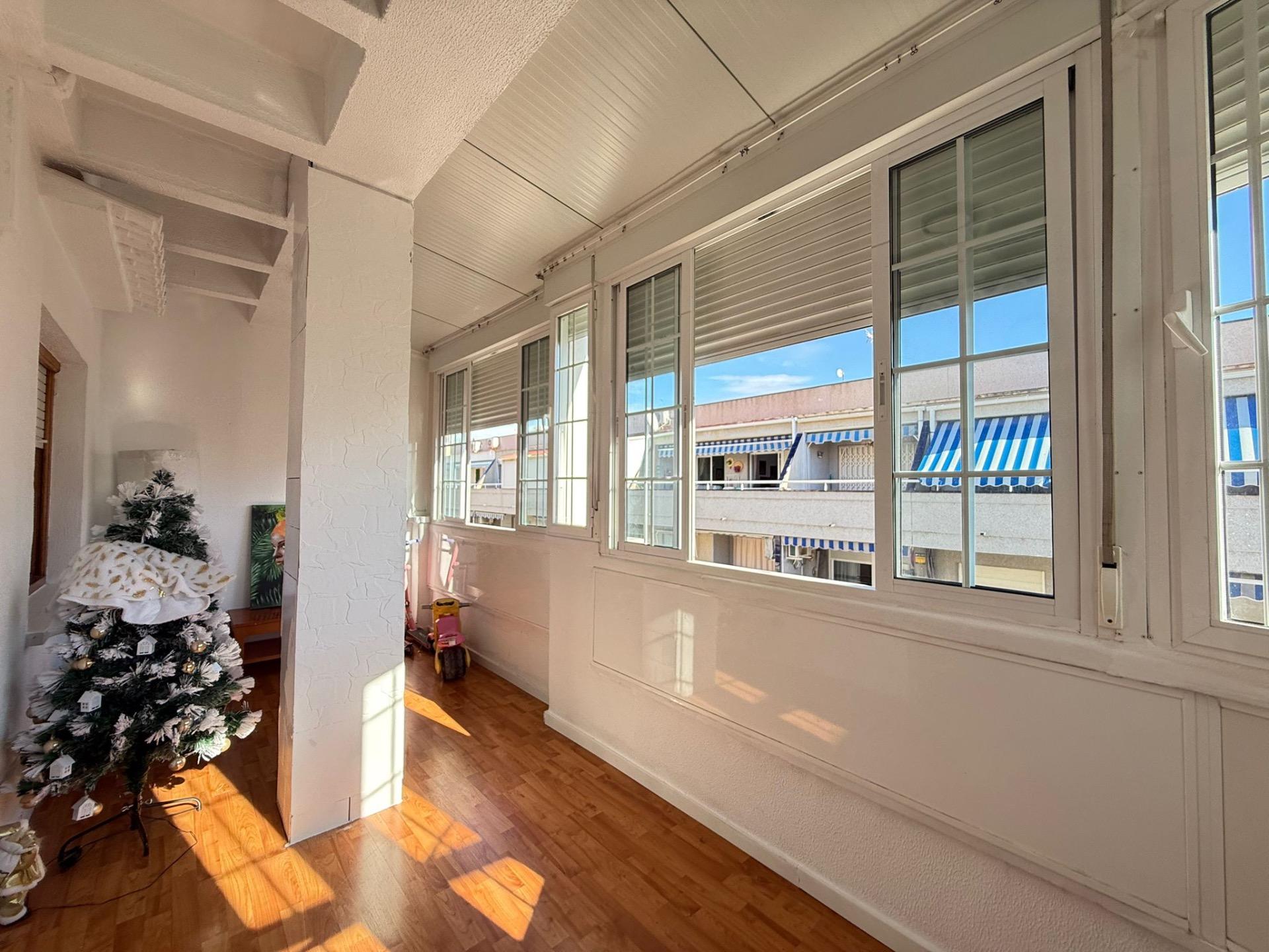 PENTHOUSE SE 3 LOŽNICEMI A TERASOU O ROZLOZE 90 M² – 700 M OD PLÁŽE, TORREVIEJA