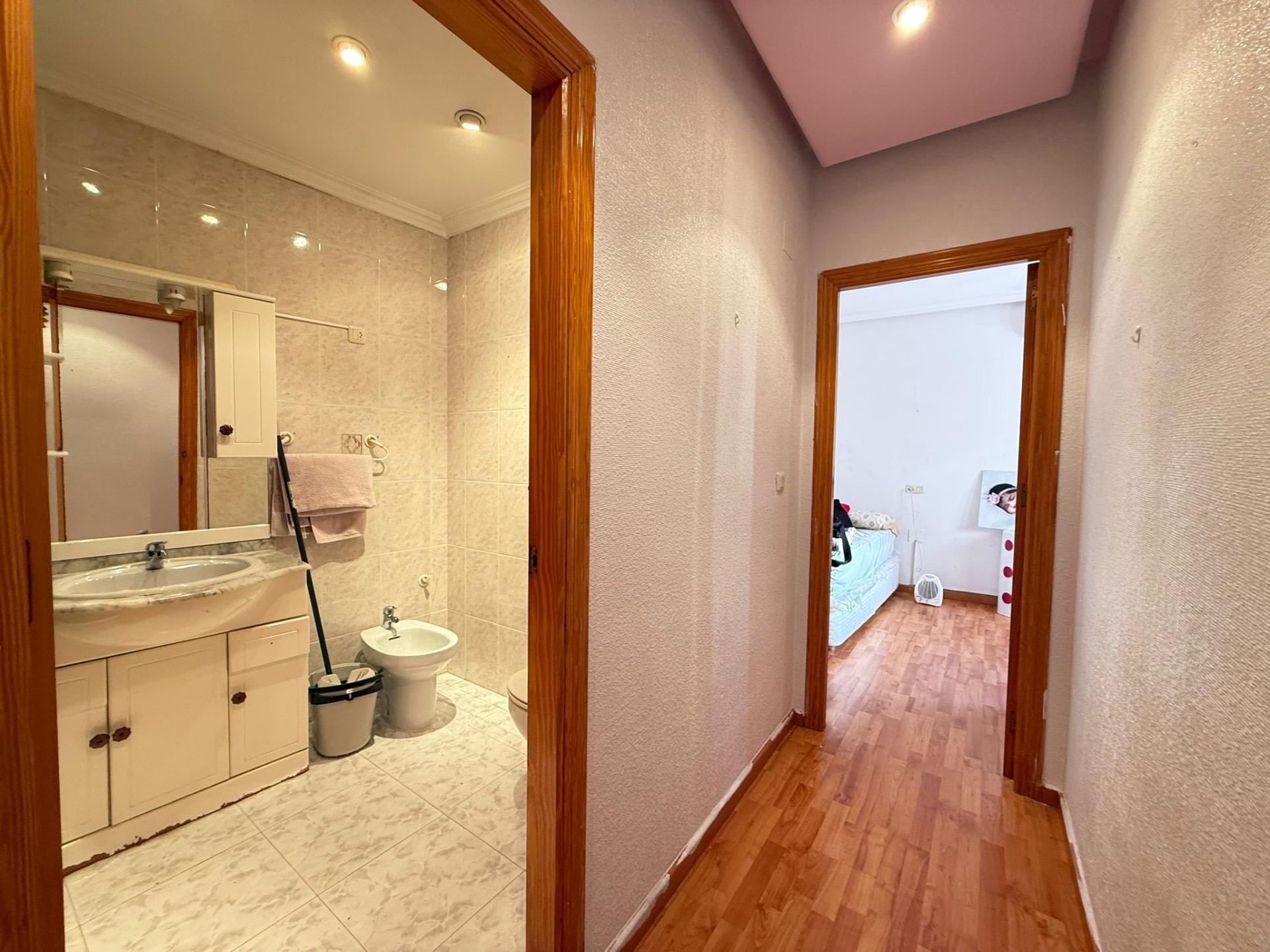 PENTHOUSE SE 3 LOŽNICEMI A TERASOU O ROZLOZE 90 M² – 700 M OD PLÁŽE, TORREVIEJA