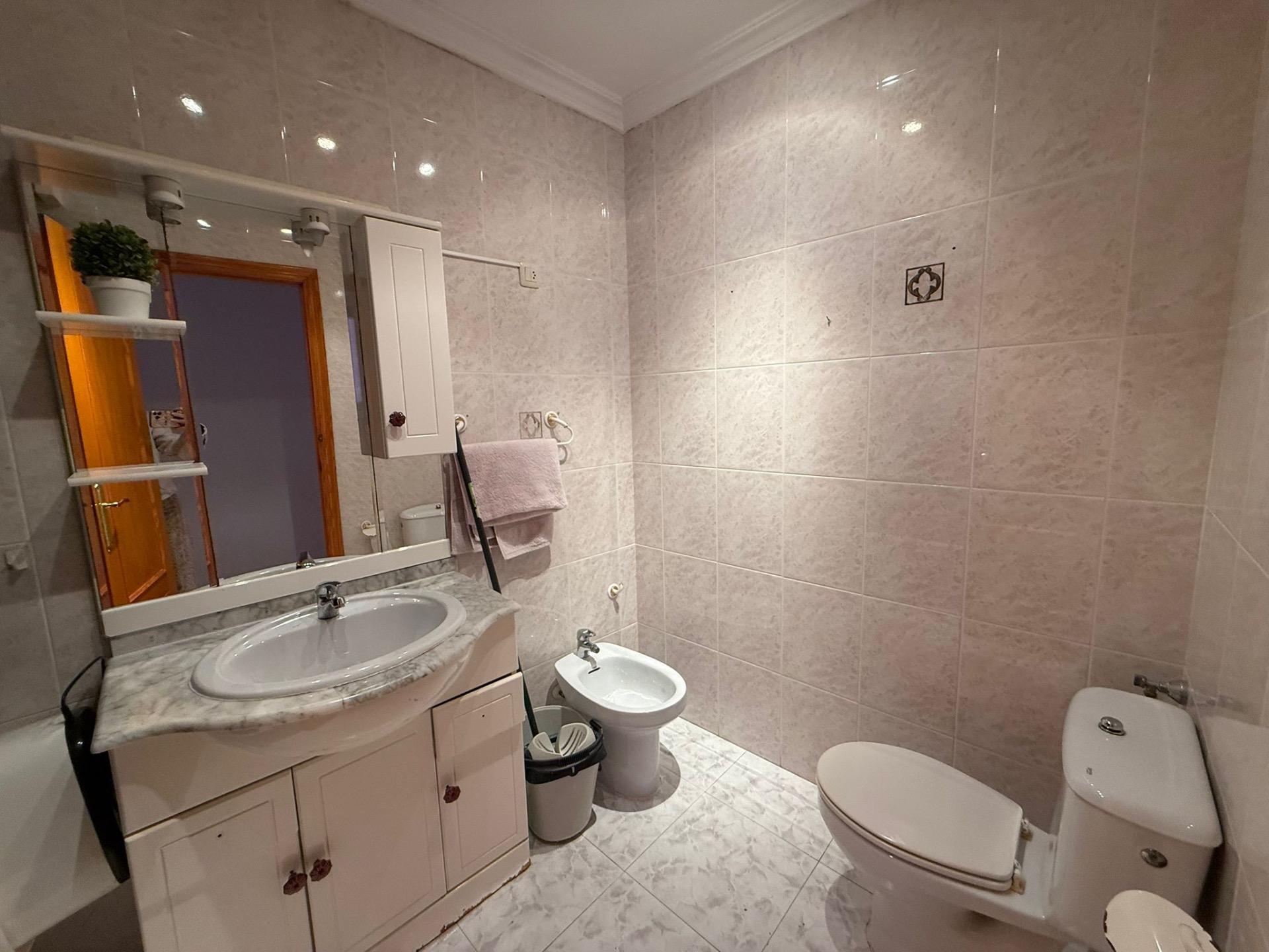 PENTHOUSE SE 3 LOŽNICEMI A TERASOU O ROZLOZE 90 M² – 700 M OD PLÁŽE, TORREVIEJA
