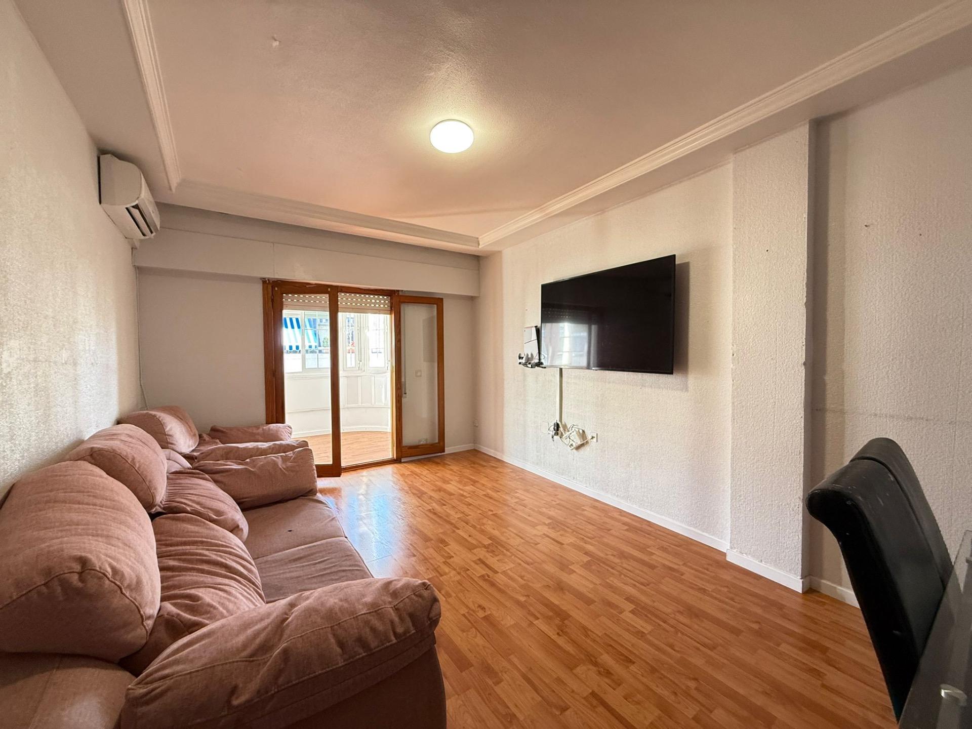 PENTHOUSE SE 3 LOŽNICEMI A TERASOU O ROZLOZE 90 M² – 700 M OD PLÁŽE, TORREVIEJA