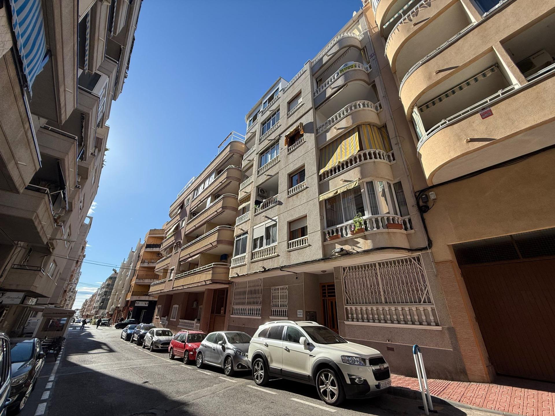 PENTHOUSE SE 3 LOŽNICEMI A TERASOU O ROZLOZE 90 M² – 700 M OD PLÁŽE, TORREVIEJA