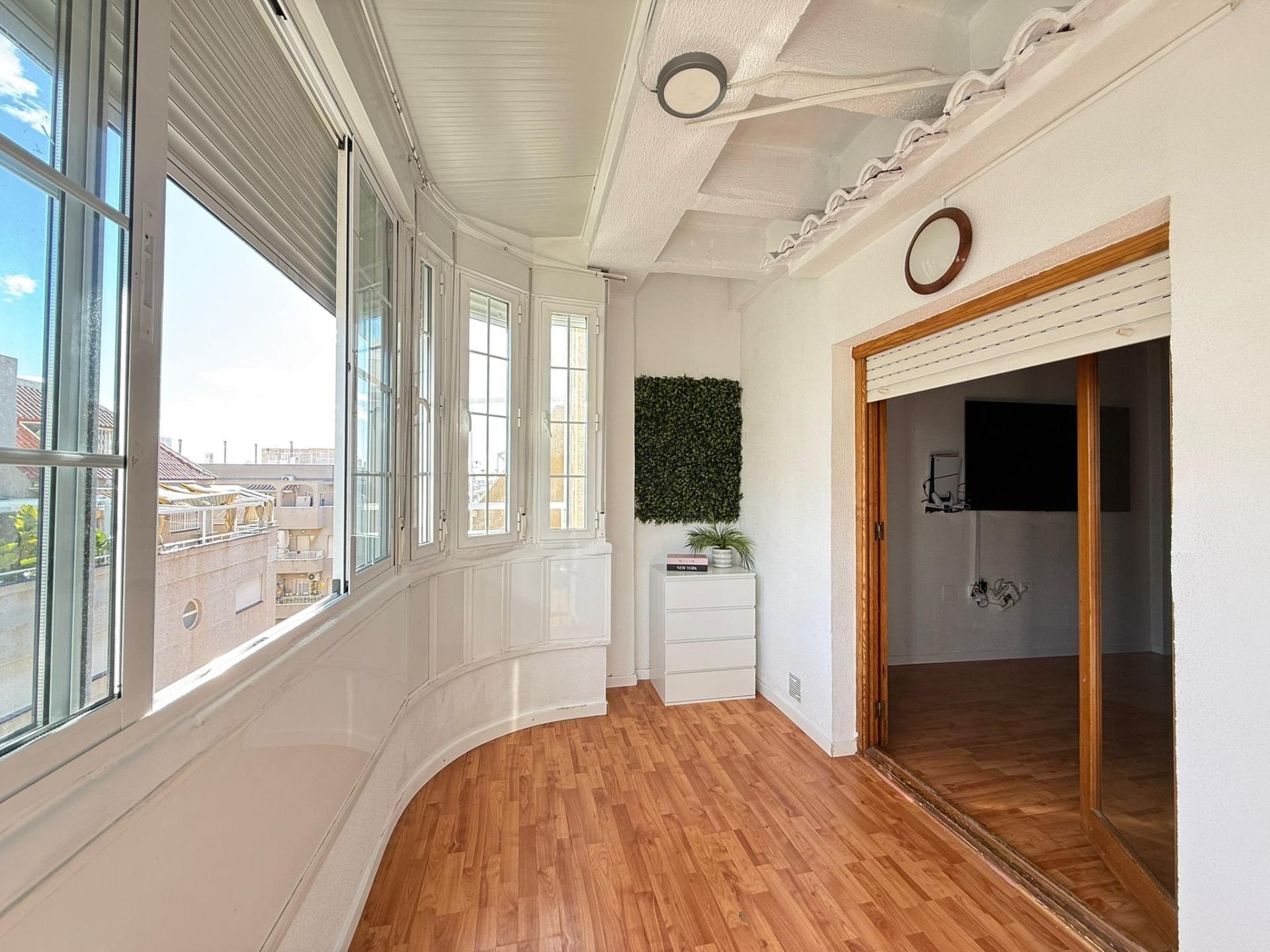 PENTHOUSE SE 3 LOŽNICEMI A TERASOU O ROZLOZE 90 M² – 700 M OD PLÁŽE, TORREVIEJA