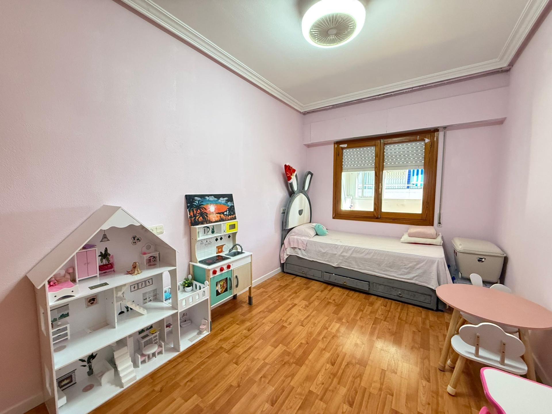 PENTHOUSE SE 3 LOŽNICEMI A TERASOU O ROZLOZE 90 M² – 700 M OD PLÁŽE, TORREVIEJA