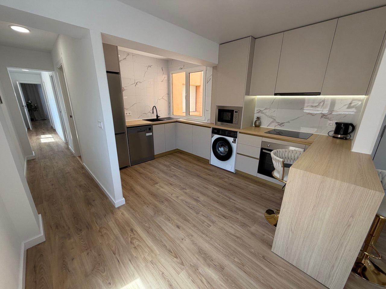 ZREKONSTRUOVANÝ APARTMÁN SE 3 LOŽNICEMI A DVĚMA BALKONY – DRUHÁ LINIE U MOŘE, PLAYA DE LOS LOCOS