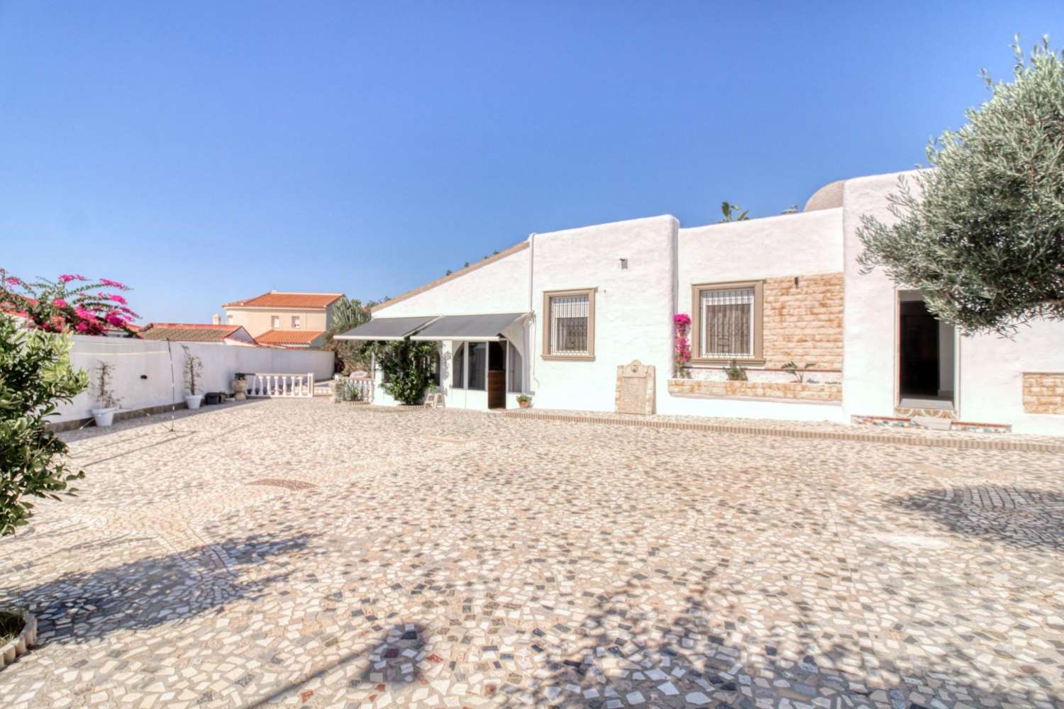 Samostatně stojící dům se soukromým pozemkem v centru Ciudad Quesada