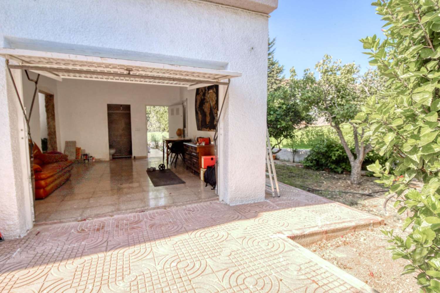 Samostatně stojící dům se soukromým pozemkem v centru Ciudad Quesada