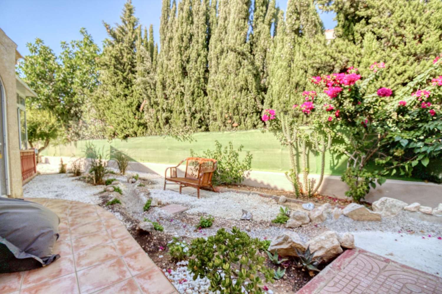 Samostatně stojící dům se soukromým pozemkem v centru Ciudad Quesada