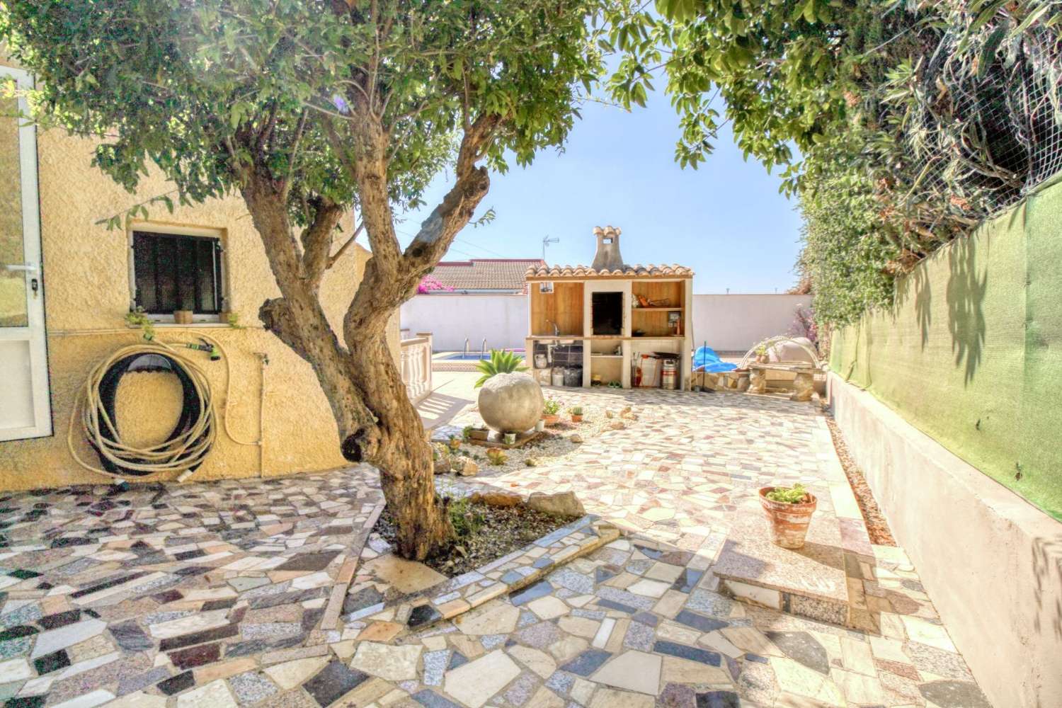 Samostatně stojící dům se soukromým pozemkem v centru Ciudad Quesada