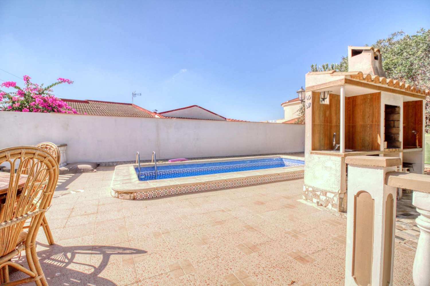 Samostatně stojící dům se soukromým pozemkem v centru Ciudad Quesada