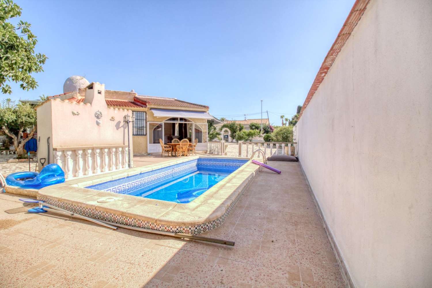 Samostatně stojící dům se soukromým pozemkem v centru Ciudad Quesada