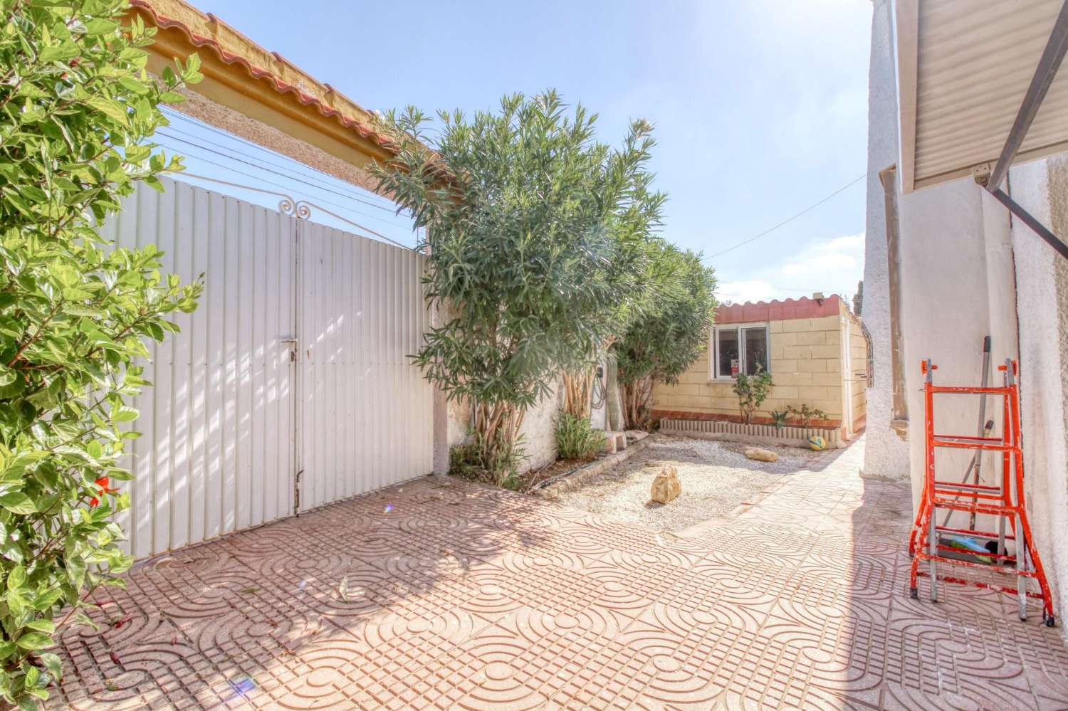 Samostatně stojící dům se soukromým pozemkem v centru Ciudad Quesada