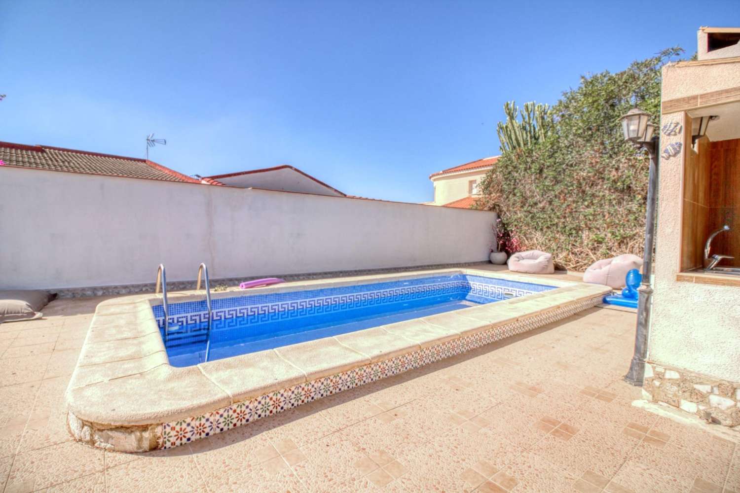 Samostatně stojící dům se soukromým pozemkem v centru Ciudad Quesada