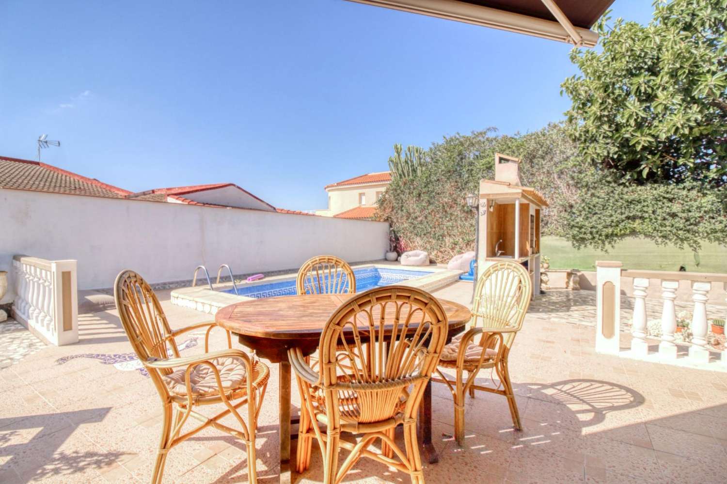 Samostatně stojící dům se soukromým pozemkem v centru Ciudad Quesada