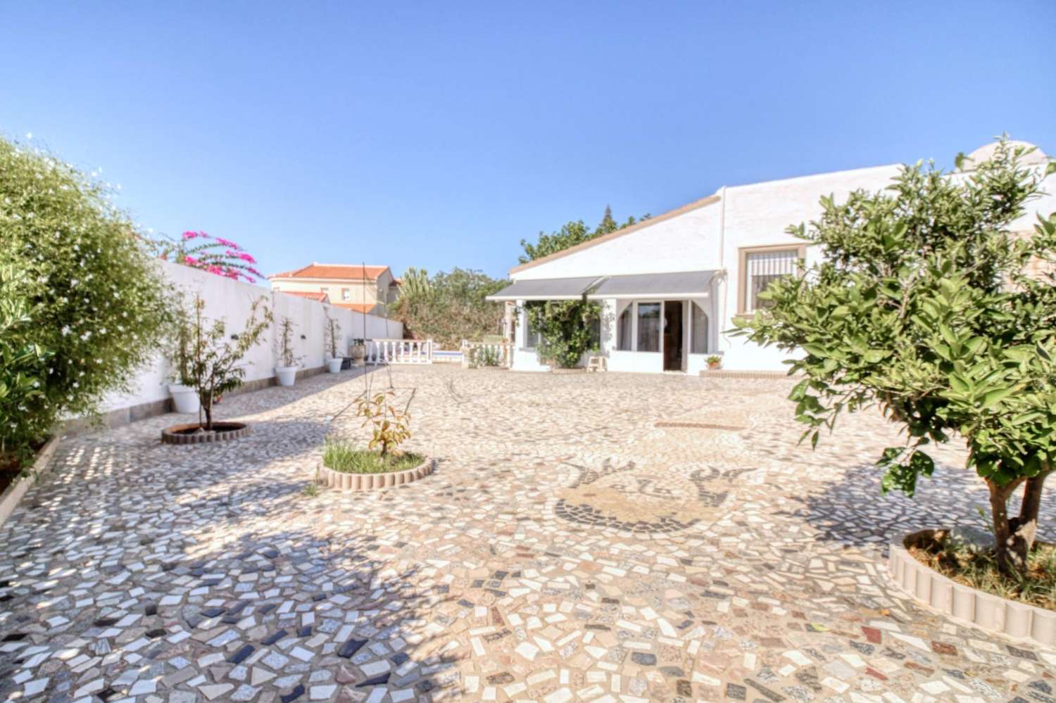 Samostatně stojící dům se soukromým pozemkem v centru Ciudad Quesada