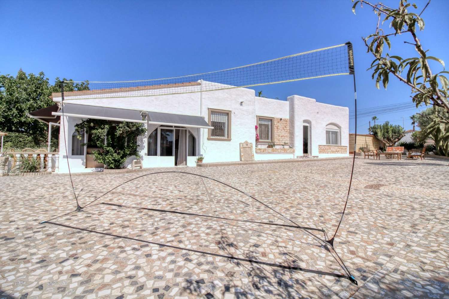 Samostatně stojící dům se soukromým pozemkem v centru Ciudad Quesada