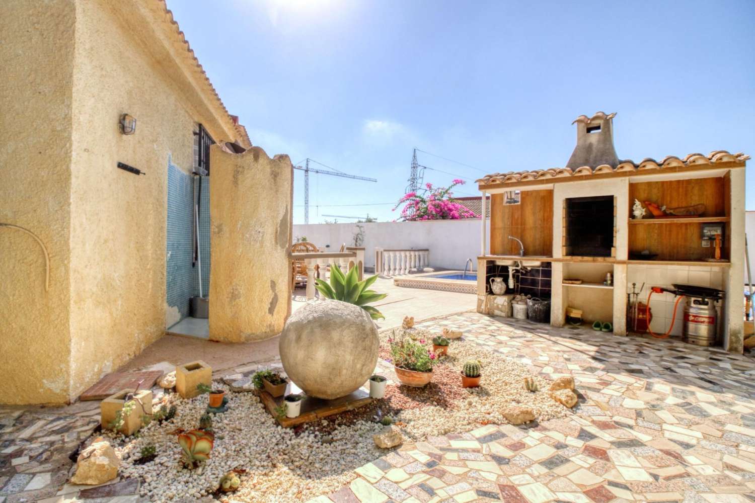 Samostatně stojící dům se soukromým pozemkem v centru Ciudad Quesada