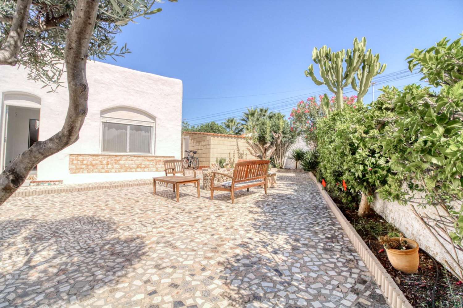 Samostatně stojící dům se soukromým pozemkem v centru Ciudad Quesada