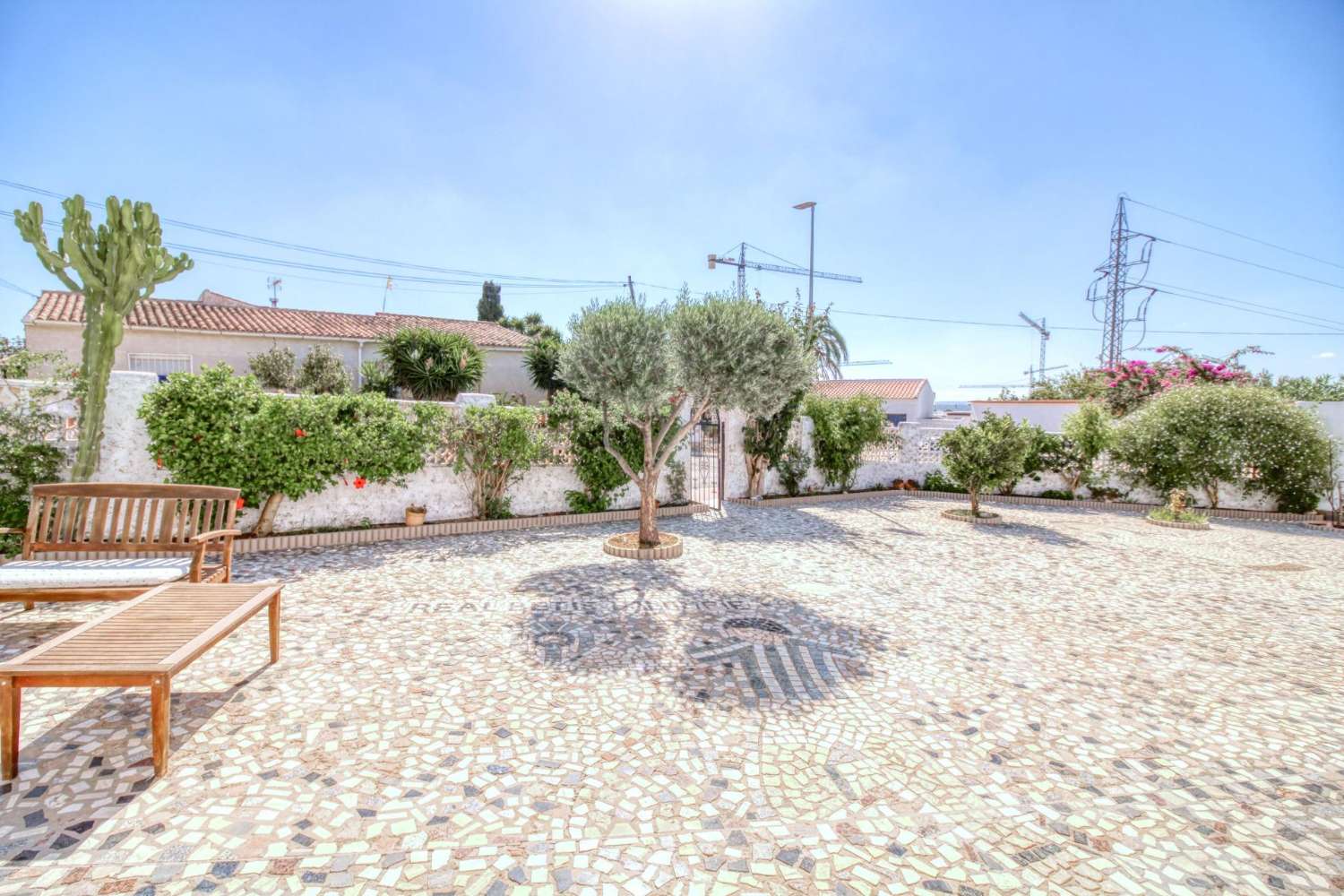 Samostatně stojící dům se soukromým pozemkem v centru Ciudad Quesada