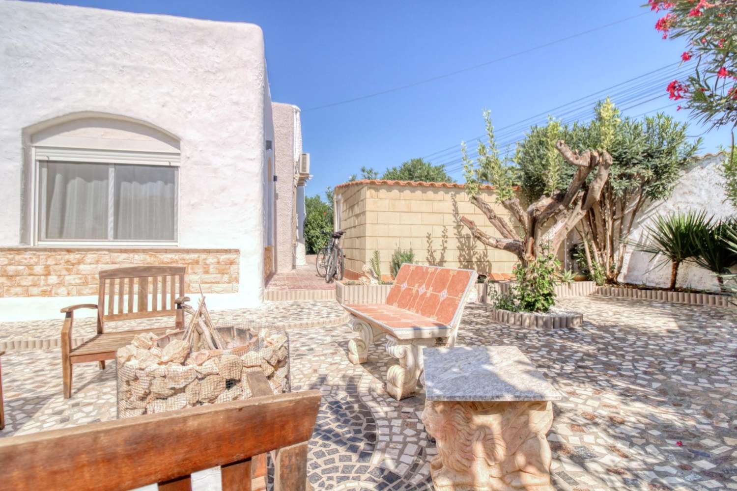 Samostatně stojící dům se soukromým pozemkem v centru Ciudad Quesada