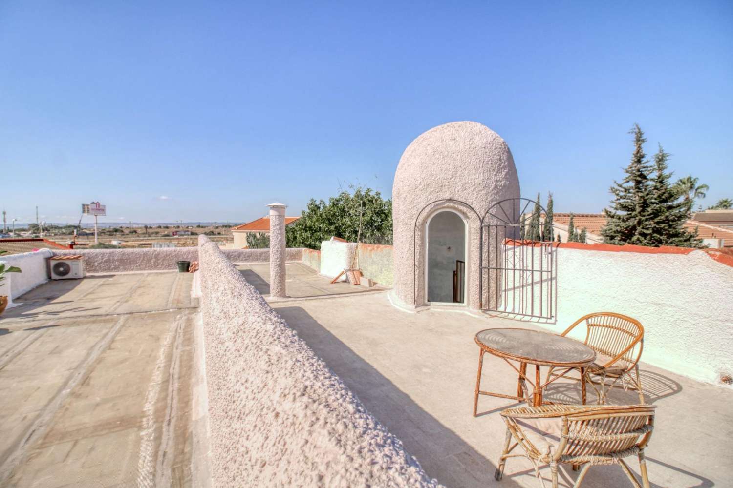 Samostatně stojící dům se soukromým pozemkem v centru Ciudad Quesada